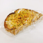 パティスリー タツヒト サトイ - 鰹節とクリームチーズのパン（260円）惣菜パンがおすすめです。