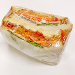 Patisserie TATSUHITO SATOI - ヌマサンド（420円）カラフルなビタミンカラーの野菜が目を惹きます。