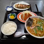 食亭エイト - 【2020.9.26(土)】煮かつセット(ラーメン＋煮かつ＋半ライス＋漬物)900円＋焼き餃子500円