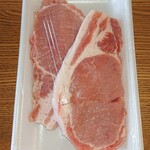 丸重商店 - 翌日のとんかつ用。「じゃ叩いておきましょうね」と言ってくれました♪