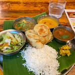 南インド食堂 ビーンズ オン ビーンズ - レディースミールス（豆と野菜カレーとシーフードカレー）
