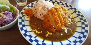 Jikyuu Jisoku - こちらは三元豚勝カレー！型抜きの古代米ご飯でお子様ランチ的！