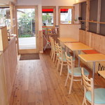 Cafe　野・菜・家 - 白い木目調で統一された一階席。（禁煙席）