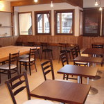 Cafe　野・菜・家 - 茶色の木目調で統一された二階席。（喫煙可）