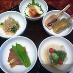 京都ぎをん 八咫 - 「豚の角煮」「生麩田楽」「青菜の煮びたし」「湯葉」「ジュンサイのよせもの」