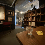 エース コーヒー ロースター - 店はシックで昼でも薄暗い！居心地良い〜！