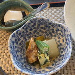 割烹 丸一 - 炊き合わせ、豆腐みたいなのなんでしょう。