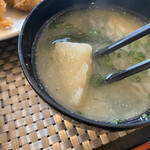 割烹 丸一 - 具沢山の味噌汁に南関揚げ。