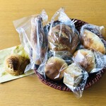 スモール ベーカリー パス - カゴの外がクロワッサン、右から時計周りに、クリームパン、カレーパン、プレーンスコーン、ベリークリームチーズパン、ソーセージパン、木の実のパン。
                                