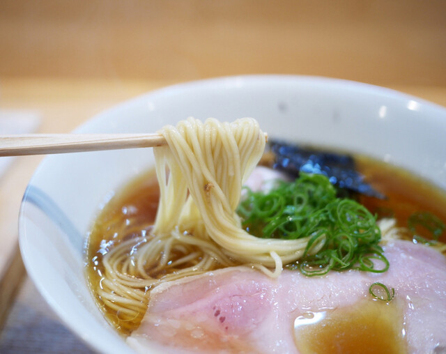 飯田 商店 予約 湯河原 湯河原のらぁ麺 飯田商店の予約のコツとわんたん入り醤油チャーシュー麺