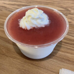 Kotobukiya - ババロアだと思います。表面の苺ソースがお手製なのがよく分かります。激ウマの苺ソースです。