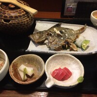 魚めし 竹亭 - 的鯛の塩焼き。市場に出るのは珍しく、魚体は小さくて淡白だけどうまい。