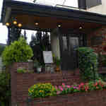 階段を上がって入口があります。