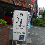 よく見てみると、１９７８年から営業なんですね。駐車場はお店の下（１階）の他、お店の隣にたくさん駐めることができます。