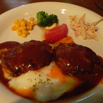 カフェ ド ラム - 『ハンバーグランチ』 は小ぶりのハンバーグ２つに半熟卵が乗っています。この卵の食べ方が上手くいかなかった。味はＧＯＯＤでした。