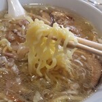 豫園飯店 - 麺はやや太めでちょっと縮れあり