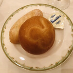 S.S.コロンビア・ダイニングルーム - パン２個。うち１つには、ミッキーの模様。