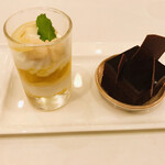 S.S.コロンビア・ダイニングルーム - レモンのムースとチョコレートケーキ