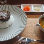 NAZO BALI - ナスの揚げたのが、乗ってます。豚肉のカレー。