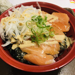 すき家 - オニオンサーモン丼（並盛680円）