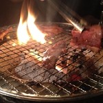 炭火焼肉 鶴兆 - 炭火（オガライト）で焼く焼肉です