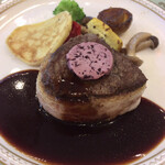 ボア・ド・ブローニュ - ▶︎肉料理
                                牛フィレ肉(レア)
                                赤ワインのエシャロットバター