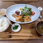 新小路カフェ - 肉定食（国産鶏肉の中華炒め）