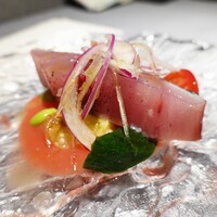 日本のイタリア料理店 sai - 夏野菜と皮目を炙ったツバスのガスパチョシチリア産　カルーバのブリオッシュ