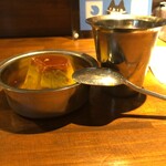 初台スパイス食堂 和魂印才たんどーる - ちょっとスプーンが邪魔でｽｲﾏｾﾝ。チャイの容器ですなぁ。