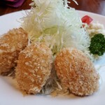 キッチンさくらい - カニクリームコロッケ1900円
      中はとろとろ、美味しいです。カニの身が入ってるかな、と淡い期待を抱きましたが、淡い夢のまま(笑)衣は、うすく軽く揚げられていました。キャベツたっぷりが嬉しい。