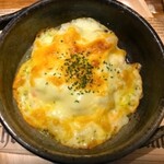 AyasuCafe KOIWA - ポテサラチーズ焼き。熱々のスキレットでお出しします。