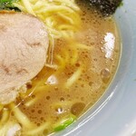 横濱ラーメン あさが家 - バランスが良く旨味の強いスープ。