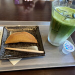 Iori Cafe - 抹茶ラテとどら焼きのようなお菓子