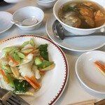 まるみ - イカの旨塩味炒め、野菜スープ