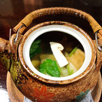 楓の小舎 - 椀 |鱧、松茸土瓶蒸し 麩、大黒占地、人参、三つ葉、カボス