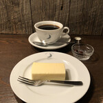 ムーン ファクトリー コーヒー - 中煎りブレンドcup¥750  自家製チーズケーキ¥600