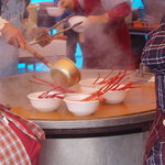 マリンドリーム能生 - カニ汁を配膳しています