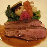メゾン ドゥ アッシュ - 「仏シャラン産窒息鴨胸肉のロースト」アップ写真