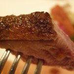 メゾン ドゥ アッシュ - 野菜たっぷり「仏シャラン産窒息鴨胸肉のロースト」のアップ写真