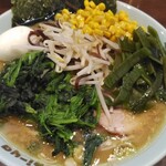 金八家 - ラーメン大の濃い目、硬め、多めに茎ワカメ、ほうれん草、ミックス・モヤシ、型崩れ玉子。