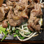 旬酔基じ - 熱々〜♡
      ブ厚い鉄板で冷めません(*^ω^*)