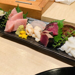Sushi Ninomiya - お刺身盛り合わせ2人前
                        右からタコ、カツオ、手前:石垣貝,、後ろ:タイ、大トロ、イワシの海苔巻き(ガリ入ってます)
