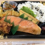 マルエツ - (料理)厚切り鮭弁当②