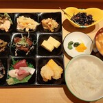 かっぽう庵 江上 - ご飯に良く合う9種類のおかずが勢揃い！ヒノヒカリを使うピカピカのご飯やお味噌汁はお代わりOK、特製九種御膳1,100円