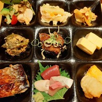 かっぽう庵 江上 - 焼き魚にお造り、揚げ物やお肉、出汁巻き、ポテトサラダにおばんざい3種まで！注文ごとに調理される出来立てのおかずも