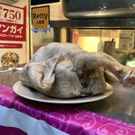 渋谷カオマンガイ - 不気味な蒸し鶏のオブジェ