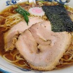 かまや食堂 - 極薄でやわらかいチャーシューを崩して麺と一緒に食べる。