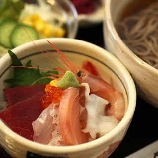 けやき亭 - ミニ海鮮丼と蕎麦のセット（税抜き）１３００円