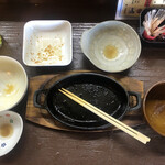 居喰処 光 - 2020/09/27
      日替りランチ 牛丼焼肉定食 500円
      タコの頭と胡瓜の和物 サービス