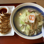 8番らーめん - 野菜ラーメン塩(野菜増し)、餃子セット